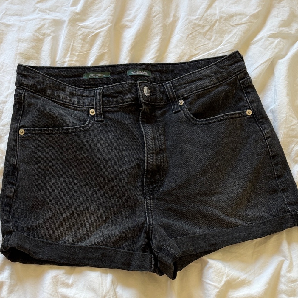 ⭐️ 3 for $20 - Bundle and save!!⭐️
Wild Fable Dark Denim Jean Shorts